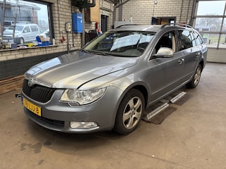 Skoda Superb Combi 2.0 TDI Comfort Business Line ( Distributie riem is versprongen, motor loopt niet meer, gaat wel rond)