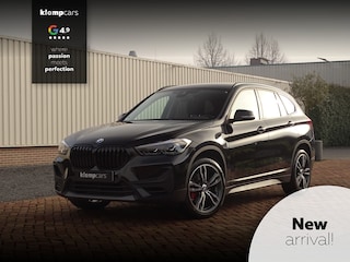BMW X1 sDrive20i Sportif | All-Black | Uniek | Custom | 19 inch | Nav