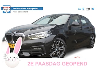 BMW 118i High Executive | Incl. 12 maanden Garantie | 1e Eigenaar | Panorama dak | Stoelverwarming | Trekhaak | Parkeersensoren V+A | Climate controle | Navigatie | Cruise controle | Lederen bekleding | Keyless start | Apple CarPlay/Android Auto | Winterset met LMV |