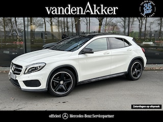 Mercedes-Benz GLA 180 AMG // Panoramadak // Nightpakket // 19" Velgen // Navigatie // Bi-Xenon // Cruise Control
