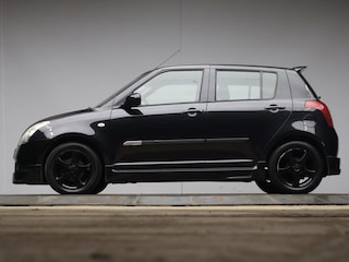 Suzuki Swift 1.5 Exclusive Sport (APPLE CARPLAY,GROOT NAVI,AIRCO,BLACK EDITION,BLUETOOTH,SPOILER,SPORTSTOELEN,LM VELGEN)
