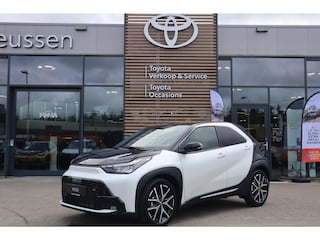 Toyota Aygo HYBRID 115 GR SPORT NIEUW&DIRECT LEVERBAAR!!! STOELVERW P-SENSOREN JBL-AUDIO KEYLESS APPLE/ANDROID 18" LMV