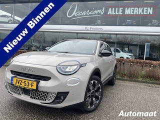 Fiat 600 1.2 Hybrid La Prima 136 pk vol opties Achteruitrijcamera - Apple carplay - Airco - Cruise control - Navigatiesysteem - Parkeersensoren voor en achter - Voorstoelen verwarmbaar - Voorstoelen met massagefunctie - Draadloze telefoon Bluetooth - Dodehoek detector - Extra getint glas achter - Keyless entry en start - Led verlichting - Licht metalen velgen 18 inch - Stuur multifunctioneel - Regensensor