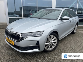 Skoda Octavia Combi First Edition 115pk DSG/AUTO | Achteruitrijcamera | Elektrische achterklep | Navigatie | Adaptive cruise control | 17" LMV