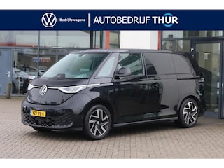 Volkswagen ID. Buzz 77 kWh 2 x schuifdeur trekhaak wegklapbaar led matrix multimedia pakket plus stuurwielverwarming multifunctioneel met leder voorstoelen verwarmbaar voorruit verwarmbaar bindrails laadruimte laadvloer park assist achterdeuren 20" Solna velgen 2 x voorstoel met armleuning assistance pakket plus 2 zone climatronic navigatie alarm systeem spraak bediening achteruitrijcamera etc.