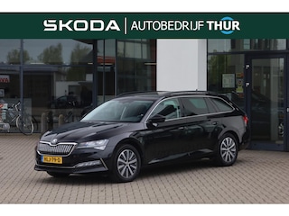 Skoda Superb Combi 1.4 TSI iV Ambition 218PK / 160kW Achteruitrijcamera, Apple Carplay & Android Auto, verwarmbare voorstoelen + stuurwiel, dynamische onderstelregeling (DCC), elektrisch bedienbare achterklep, wegklapbare trekhaak, full map navigatie, parkeersensoren voor + achter, volledig digitaal instrumentenpaneel, cruise control, 2-zone Climatronic, 17'' LMV 'Drakon'