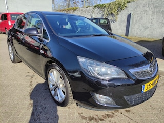 Opel Astra 1.6 Turbo Cosmo