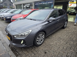 Hyundai i30 1.0 T-GDI Premium | 2E EIIGENAAR | 12MND GARANTIE | NAVI | CAMERA | TREKHAAK |