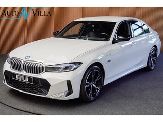 BMW 320e M-sport HUD Leer Navi Camera ACC Matrix LED Laser PDC Virtual Climate (3-zone) Zwarte binnenhemel Sportstoelen LM velgen Facelift model! BTW auto!
