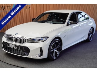 BMW 320e M-sport HUD Leer Navi Camera ACC Matrix LED Laser PDC Virtual Climate (3-zone) Zwarte binnenhemel Sportstoelen LM velgen Facelift model! BTW auto!