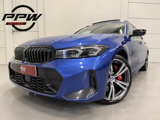 BMW 3-serie Touring 330e M-Sport Facelift PANO/TREKHAAK/HEAD-UP/ADAPTIVE-ONDERSTEL/ACC/MEMORY/CAMERA/19"M-SPORT/PORTIMAO-BLAU METALLIC/VOLLEDIG BMW DEALER HISTORIE
