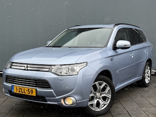 Mitsubishi Outlander BWJ 2015 | 2.0 PHEV 203PK instyle+ | TREKHAAK | SCHUIFDAK | LEER | CAMERA A | PDC 2X | CLIMA | NAVI | 18'' LMV |
