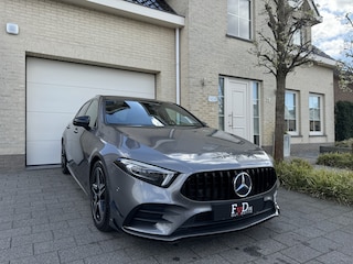Mercedes-Benz A-klasse 180 AMG Aut Panoramadak Nightpakket Widescreen AmbientLight Keyless SportLeder Led Camera 18" Pdc
