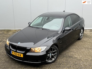 BMW 318i BUSINESS NAVIGATIE MOOIE LICHTMETALEN VELGEN CLIMA VERLAAGD