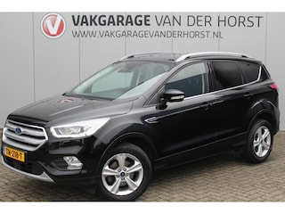 Ford Kuga 1.5-150pk EcoBoost Titanium. Nette Ford Kuga met een trekgewicht van maar liefst 2.000kg ! Autm. airco, stoel-, stuur- en voorraamverw., camera, parkeersensoren achter, navigatie, telefoonvoorb.,  17"LM wielen+all season banden, trekhaak, adapt. cruise cntrl etc.