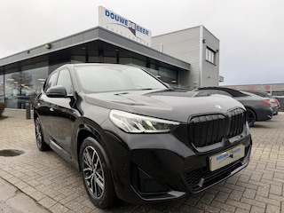 BMW iX1 xDrive30 M sport 67 kWh Pano/dak, leer,