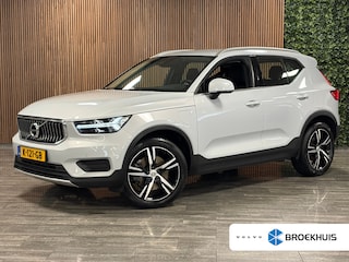 Volvo XC40 T4 Recharge Inscription | Glacier Silver! | Trekhaak | Adaptieve Cruise Control | Stoel en Stuurwielverwarming | Standkachel met Volvo On Call App | Parkeercamera | Pilot Assist | BLIS Dode Hoek Detectie | Parkeersensoren voor+achter | 19 Inch | Zitting velenging voorstoelen | Climate Control L+R | DAB Radio | Apple Carplay/Android Auto | Glacier Silver Metallic |