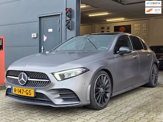 Mercedes-Benz A-klasse 220 Premium Plus | MAT GRIJS / PANO / MEMORY / KEYLESS / BURMESTER / MASSAGE / DIAMOND GRILLE / 19 INCH !