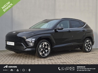 Hyundai Kona Premium 65.4 kWh Automaat / Accu SOH 100% / Fabrieksgarantie tot 08-2028 / CCS snelladen / Head Up Display / WLTP bereik 477 km stad 618 km / Bose Audio Systeem / Rondomzicht camera / Stuur-, Stoel & Achterbank verwarming / Adaptief cruise control /