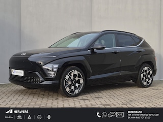Hyundai Kona Premium 65.4 kWh Automaat / Accu SOH 100% / Fabrieksgarantie tot 08-2028 / CCS snelladen / Head Up Display / WLTP bereik 477 km stad 618 km / Bose Audio Systeem / Rondomzicht camera / Stuur-, Stoel & Achterbank verwarming / Adaptief cruise control /