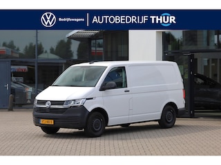 Volkswagen Transporter 2.0 TDI L1H1 26 Comfortline 90PK / 66kW, Executive plus pakket (Apple Carplay & Android Auto, navigatie discover pro, DAB+), bijrijdersbank, airco, achteruitrijcamera (rear view), achterdeuren zonder ruit, tussenwand, betonplex vloer, zijwand betimmering, trekhaak