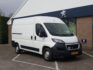 Peugeot Boxer GB 333 L2H2 BlueHDi 140PK TREKHAAK | Navigatie | Cruise control | AIRCO | Parkeerhulp | Vloerplaat laadruimte + betimmering | Bluetooth