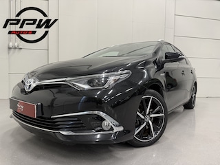 Toyota Auris Touring Sports 1.8 Hybrid Lease pro PANO/LED/TREKHAAK/CAMERA/LEER-STOF SP.STOEL/DAB/17"/LANE-ASSIST/ECC/CRUISE/PRIVACY/VOLLEDIG TOYOTA DEALER ONDERHOUD/ZO MEENEEMPRIJS