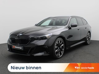BMW 5-serie Touring 530e xDrive 299PK Aut. M-Sport, Panoramadak, Head-Up Display, Stoelverwarming & ventilatie, Bowers & Wilkins Audio, Elektr. Achterklep, Trekhaak, 21" LM Velgen