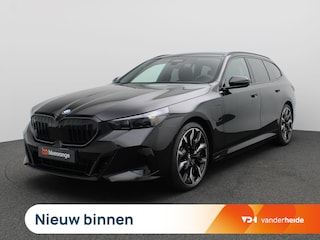 BMW 5-serie Touring 530e xDrive 299PK Aut. M-Sport, Panoramadak, Head-Up Display, Stoelverwarming & ventilatie, Bowers & Wilkins Audio, Elektr. Achterklep, Trekhaak, 21" LM Velgen