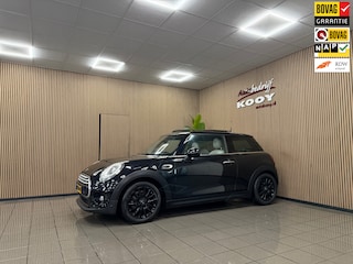 Mini Cooper 1.5 Chili Serious Business * Panoramadak / Leder / Camera / Navigatie / NL Auto *