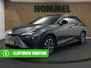 Lexus RZ 450e Executive Line 71 kWh - SOH 96,9 % !!!!- ORIGINEEL NEDERLANDSE AUTO - AFNEEMBARE TREKHAAK - TREKGEWICHT 750 KG - AFKOMSTIG VAN 1E EIGENAAR - 3 FASE - 2 LAADKABELS - LEDEREN BEKLEDING - BEIDE VOORSTOELEN ELEKTRISCH VERSTELBAAR - VOORSTOELEN VERWARMD - STUUR VERWARMD - PANORAMADAK - CAMERA - PARKEERSENSOREN VOOR/ ACHTER - DODEHOEK DETECTIE