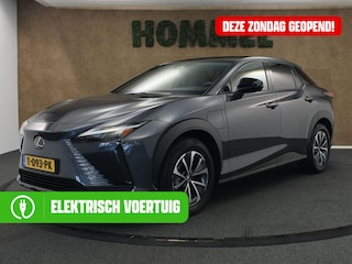 Lexus RZ 450e Executive Line 71 kWh - SOH 96,9 % !!!!- ORIGINEEL NEDERLANDSE AUTO - AFNEEMBARE TREKHAAK - TREKGEWICHT 750 KG - AFKOMSTIG VAN 1E EIGENAAR - 3 FASE - 2 LAADKABELS - LEDEREN BEKLEDING - BEIDE VOORSTOELEN ELEKTRISCH VERSTELBAAR - VOORSTOELEN VERWARMD - STUUR VERWARMD - PANORAMADAK - CAMERA - PARKEERSENSOREN VOOR/ ACHTER - DODEHOEK DETECTIE