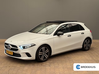 Mercedes-Benz A-klasse 180 Luxury Line Panorama Dak | Alcantara Bekleding | LED | Widescreen | Camera | Navigatie | Parkeersensoren Rondom | 17" Lichtmetaal | Achteruitrijcamera | Alcantara Bekleding | Comfortstoel(en)