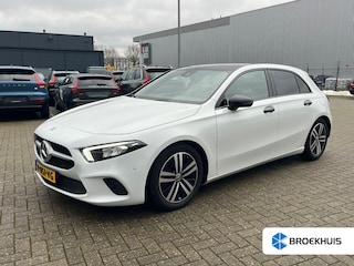 Mercedes-Benz A-klasse 180 Luxury Line Panorama Dak | Alcantara Bekleding | LED | Widescreen | Camera | Navigatie | Parkeersensoren Rondom | 17" Lichtmetaal | Achteruitrijcamera | Alcantara Bekleding | Comfortstoel(en)