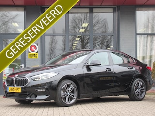 BMW 218i High Executive | Clima-Airco | Carplay | Parkeercamera | Head Up Display | Stuur/Stoelverwarming | Trekhaak | LED Dagrijverlichting |