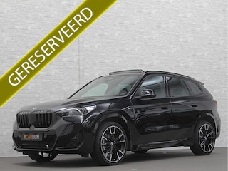 BMW X1 18i M-Sport | Panorama | Sportstoelen | Keyless-Entry | Sfeerverlichting | Achteruitrij-Camera | 5x op voorraad | Carplay | Full-LED | Black-Optic | Getint Glas | Stoelverwarming | Draadloos Laden |