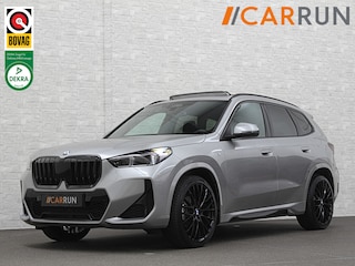 BMW X1 18i M-Sport | Panorama | Sportstoelen | Keyless-Entry | Sfeerverlichting | Achteruitrij-Camera | 5x op voorraad! | Carplay | Full-LED | Black-Optic | Getint Glas | Stoelverwarming | Draadloos Laden |