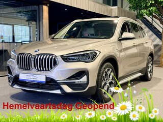 BMW X1 xDrive25e High Executive Kaschmirsilber | Beige leder | Camera | HUD | Stoelverwarming 4x4