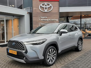 Toyota Corolla Cross 2.0 High Power Hybrid First Edition BLIND-SPOT ELEK-ACHTERKLEP KEYLESS LM-VELGEN PARK-SENSOREN APPLE/ANDROID STOELVERW DRAADLOOS-LADEN AD-CRUISE BLUETOOOTH DAB+