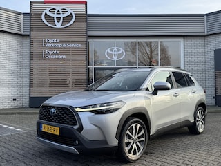 Toyota Corolla Cross 2.0 High Power Hybrid First Edition BLIND-SPOT ELEK-ACHTERKLEP KEYLESS LM-VELGEN PARK-SENSOREN APPLE/ANDROID STOELVERW DRAADLOOS-LADEN AD-CRUISE BLUETOOOTH DAB+