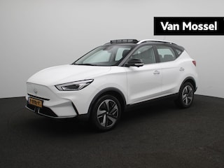 MG ZS Standard Range Luxury 50 kWh | Panoramadak | Camera | Zwart Dak | Trekhaak | Carplay |