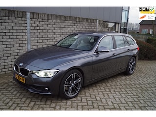 BMW 3-serie Touring 320i Centennial High Executive Autom Panodak Leder Stoelverw Navi Clima Cruise LED Kopl PDC LMV Trekh ENZ