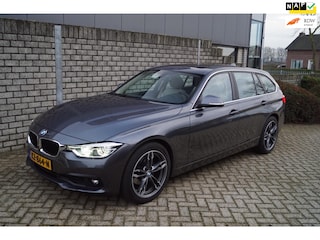 BMW 3-serie Touring 320i Centennial High Executive Autom Panodak Leder Stoelverw Navi Clima Cruise LED Kopl PDC LMV Trekh ENZ