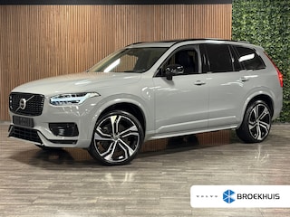 Volvo XC90 T8 AWD Recharge Ultra Dark | Trekhaak | Head-Up Display | Harman Kardon | 455pk | Adaptieve Cruise Control | Stoelverwarming voor+achter | Stuurwielverwarming | Schuifdak | Full LED Meesturende koplampen | 22 Inch | Parkeercamera | Pilot Assist | BLIS Dode Hoek Detectie | Alcantara hemelbekleding | Lederen zonnekleppen en handgrepen | Elektrische voorstoelen geheugen | Lederen bekleding | Zitting verlenging voorstoelen | Lederen dashboard | Google Infotainment | Keyless Drive | Privacy Glass | Elektrisch bedienbare achterklep | Geïntegreerd kinderzitje achterin | Geïntegreerde zongordijnen achterportieren | Verlichte instaplijsten | 7-Persoons | 4-Zone Climate Control | DAB Radio | Apple Carplay/Android Auto | Draadloos telefoon opladen | Volvo On Call met mobiele App functie | Vapour Grey Metallic |