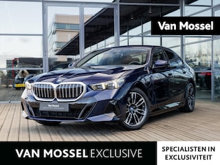 BMW 530e | M-SPORT | HARMAN KARDON | COMFORT PAKKET | DRIVING ASSISTANT PROF | TRAVEL PAKKET | PARKING ASSISTANT PLUS | STOELMEMORY | SFEERVERLICHTING | STOELVENTILATIE | TANSANIT BLAU | 19 INCH | INNOVATIE PAKKET |