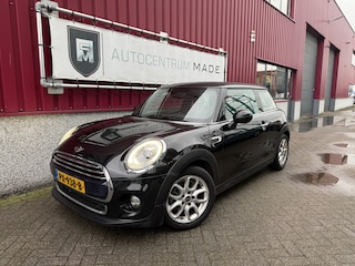 Mini Cooper 1.5 Serious Business // Automaat // PDC // Navi // Xenon