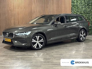 Volvo V60 B3 Essential Edition | Pine Grey! | Trekhaak | All Season banden | Stoel en Stuurwielverwarming | Dealer onderhouden | Parkeercamera | Cruise Control | Parkeersensoren voor+achter | Climate Control L+R | Regensensor | 17 Inch | DAB Radio | Apple Carplay/Android Auto | Volvo On Call met mobiele App functie | Pine Grey Metallic |