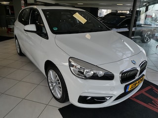 BMW 2-serie Tourer 220i LUXURY | AUTOMAAT | PANORAMA | LEER | CAMERA | NAVIGATIE | 192 PK!!