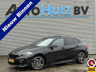 BMW 118i M Sport Leder Panoramadak Adaptieve Led Keyless Entry HiFi-speakersysteem Carplay Achteruitrijcamera 18 Inch BMW Service Inclusive pakket t/m 24-01-2028 / 100.000 KM