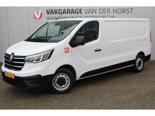 Renault Trafic 2.0-130pk dCi T30 L2H1. Dames en heren ondernemers opgelet ! Erg nette Renault Trafic met slechts 45.000km ! Airco, cruise control,  trekhaak, laadruimte betimmerd, telefoonvoorb., bijrijdersbank, centrale vergr. afstand bediend etc, etc